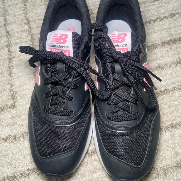 New Balance 997H sneakers in a women’s size 9 US (EU 40.5, UK 7). - Picture 9 of 16